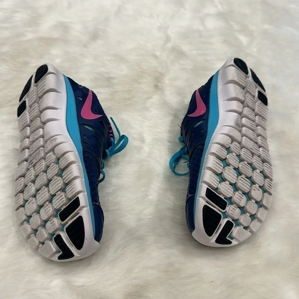 Nike tennis shoe dark blue light blue pink swish size 6